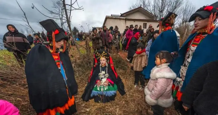 在大凉山的彝族聚居区，有一个令人揪心的社会现实，不少彝族女孩刚满成年...