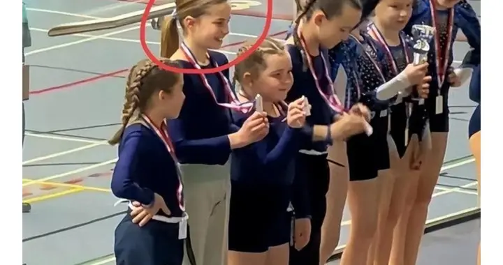 炸了！11岁夏洛特公主偷偷干的事，全英国都看傻了！