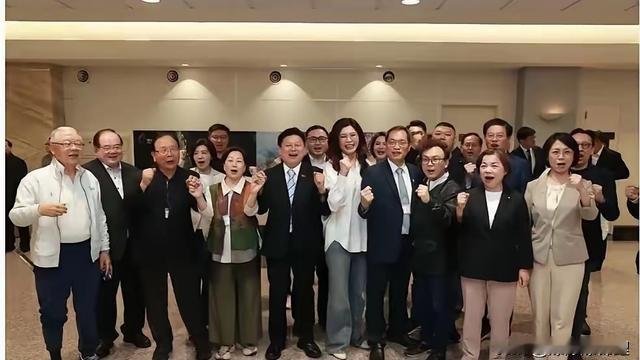 爆爆爆锦鲤：郑丽文这趟回来，桃园机场算是