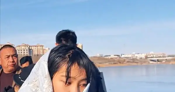 人民日报怒赞！13岁女孩爬冰救人不留名，被救男童家长上门送酬金