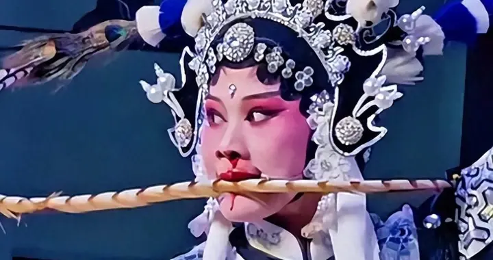 一边擦血一边演！婺剧演员被打出血，塞着纸演完，还连夜赶下一场