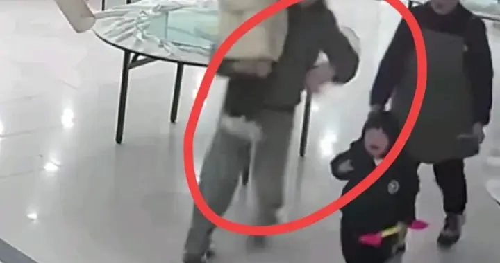 揪心！因玩具争抢小事，女子失控欺负小孩，官方已介入