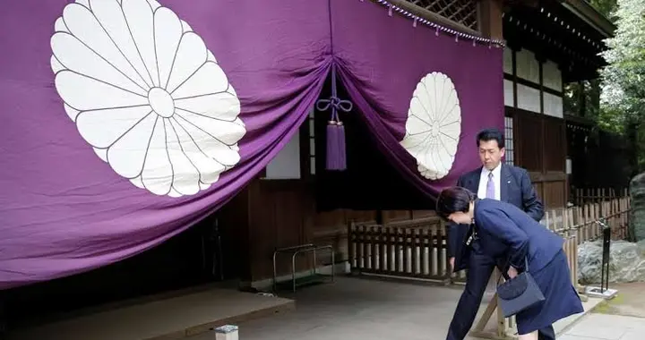 拜鬼结束，高市离开神社，中国发起第四波反击，解放军或增派航母