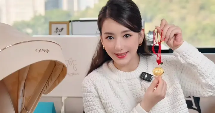 郭富城三胎女儿满月礼壕气满满！金器、玉镯一大堆，方媛成大赢家