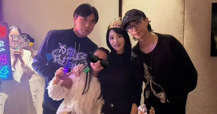 伊能静58岁生日晒全家福，恩利送花秦昊送戒指，米粒送金子最实在