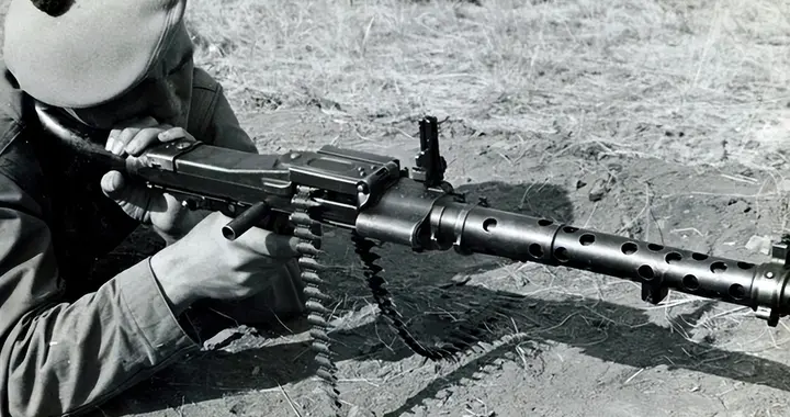 75小时造一把！德国MG42如何用极简设计，成为二战最致命的机枪？