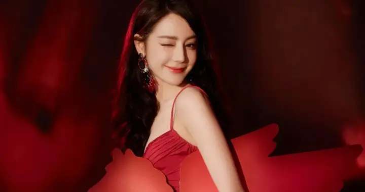 迪丽热巴新年红，新岁启封，以梦为马