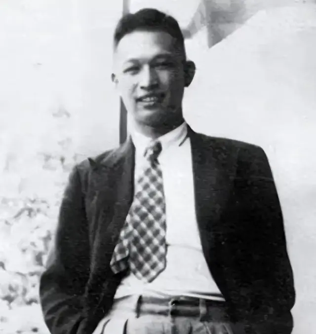 为何港商身世惊天？生父烈士母嫁徐帅，弟中将三代传奇震爆