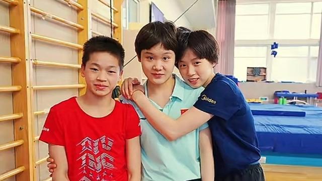 西西嘚吧嘚：第一次看到这张三人合影，张家