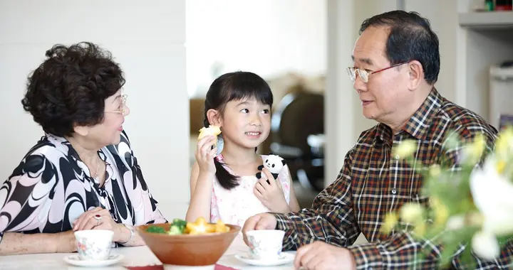 我78岁，儿子结婚20年，过年钱和人都不到，我把房子全留给女儿