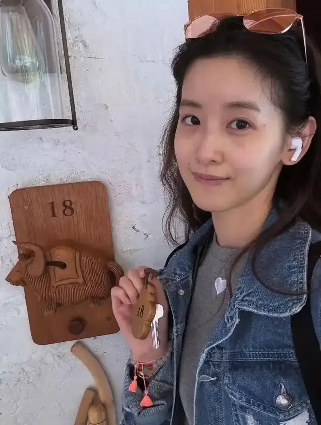 章泽天纯素颜旅行照，为刘强东生过二胎后，状态依然在线！
