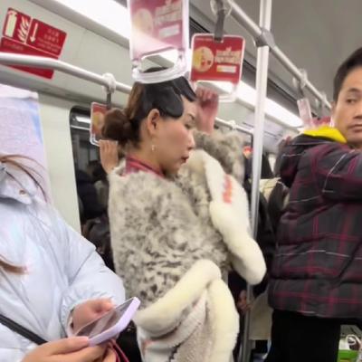 落叶有情：地铁上看到了一个穿着非常奇特的