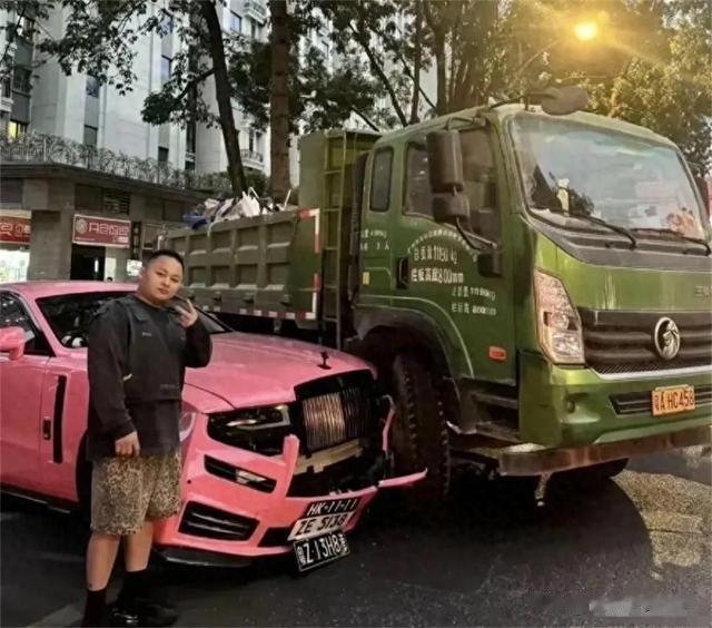 劳斯莱斯被撞，女车主老公穿豹纹裤衩，网友：看品味就不是普通人