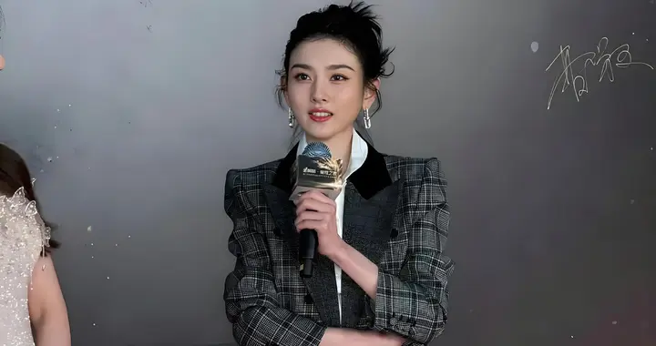 宋祖儿拿下年度最受欢迎女演员大奖，这回终于扬眉吐气了！