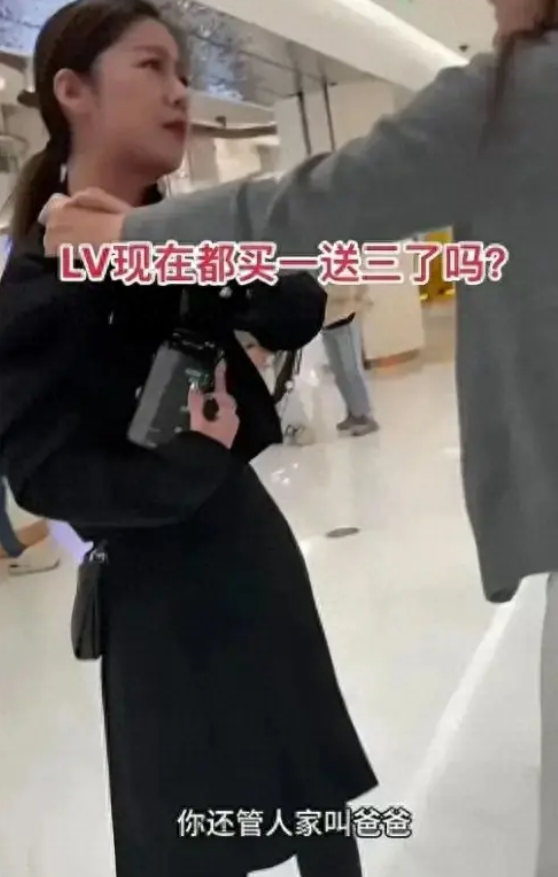 LV柜姐事件后续：柜姐有两娃，对客户喊爸爸勾引过夜，仍没被开除