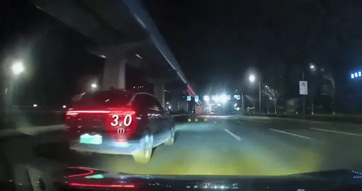 浙江一车主开斗气车，“明明是他先违规变道，为什么是我全责！”