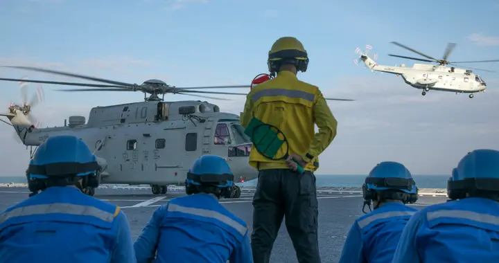 075上首次出现预警机！两架特殊舰载机降落湖北舰，尾部暗藏玄机