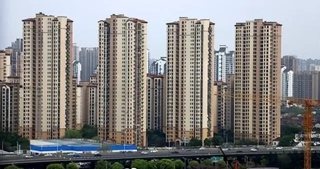 资产缩水、不敢消费！房地产开始调整，普通人究竟要承担多少风险