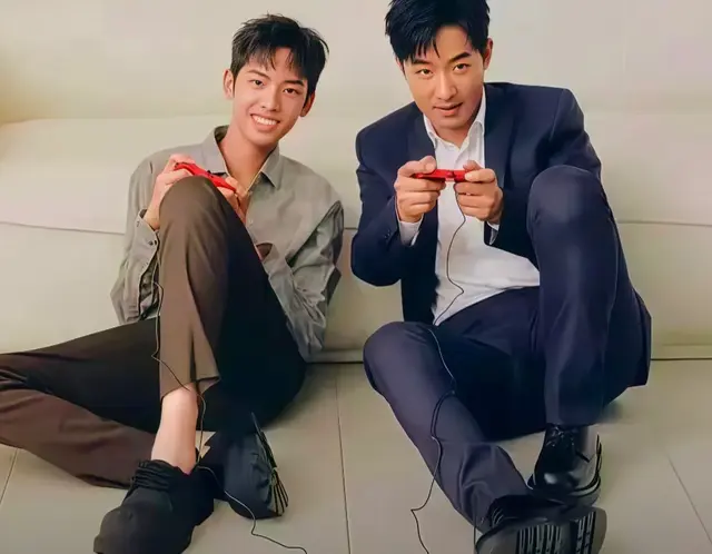 首度公开！郭晓东父子穿百万高定拍大片，儿子颜值引热议