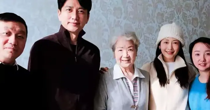 81岁曹翠芬家中接待王鸥王仁君，没儿没女室内陈设简单却不失温馨