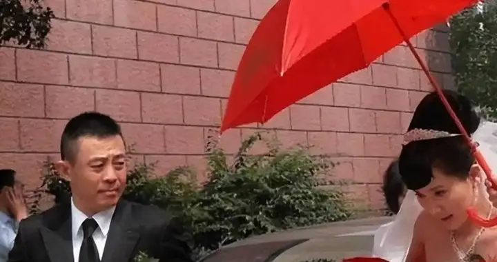 毕业就在北电当老师，执意嫁二婚老男人，如今48岁独自抚养女儿