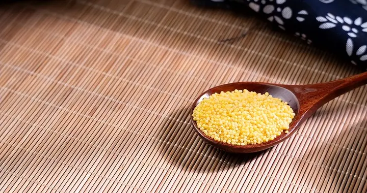小米粥被发现！医生研究发现：喝得越多，脑梗患者血管或越干净？