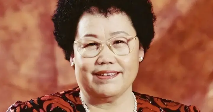 中国女首富谢幕，坐拥千亿，每天却只花10块钱
