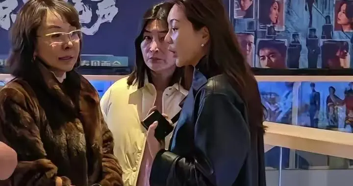 张艺谋老婆带富婆闺蜜去看《惊蛰无声》！易烊千玺妈妈和弟弟也在
