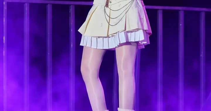 歌手黄霄云舞台上穿着油光亮色丝袜，感觉腿上会打滑