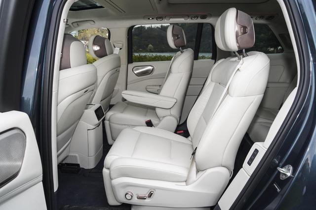 2+2+2大六座，配旋转座椅+激光雷达，配置啥都有，这SUV真带劲！