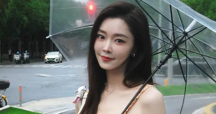 宋轶私服穿搭真时髦！波西米亚风吊带+直筒牛仔裤，洋气又减龄！