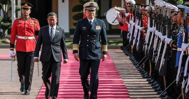 行程开始，中国防长抵达泰国，下飞机后检阅仪仗队，美国时代结束