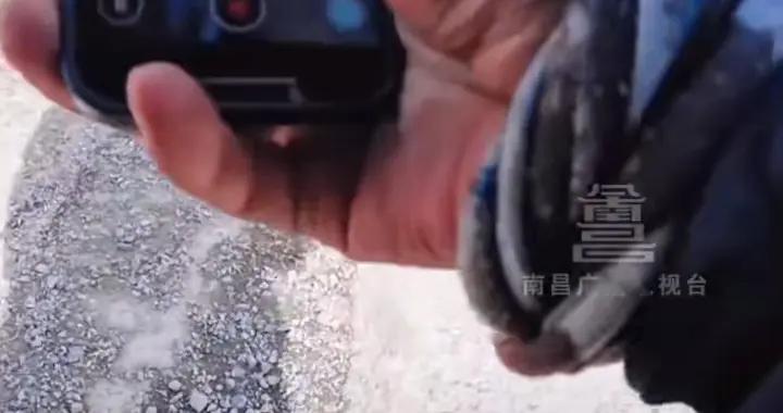 无人区断粮啃过期泡面，路过军车集体摇下车窗：我捡着捡着就哭了