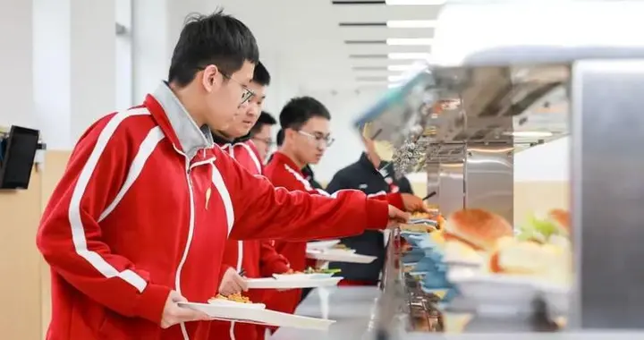 北京下死命令了：在2027年底前，所有中小学必须告别“校外配餐”