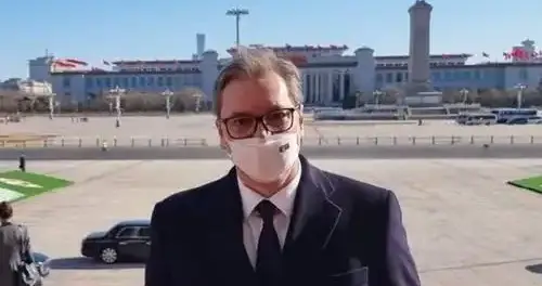 塞尔维亚总统武契奇向人民英雄纪念碑敬献花圈