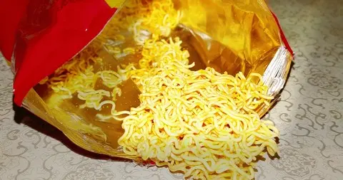 惊爆！吃泡面竟吃出1克黄金，这好运谁不想要？
