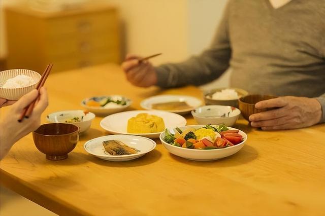 胆固醇偏高，问题出在晚饭上？医生建议：吃晚饭时，牢记3个原则