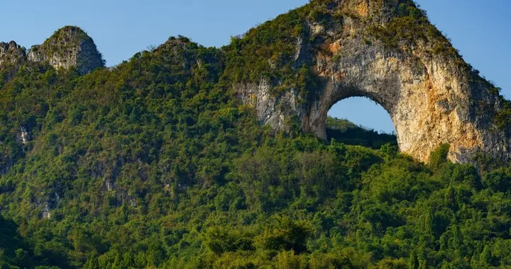 驱车遇龙滨，画廊山色新。竹筏浮碧水，山水净游人。