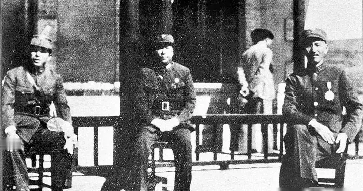 中共特工潜伏敌营15年，官职大到自己都慌，中央领导：大胆往上爬