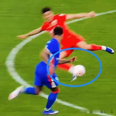 孤峰云客看中超：上一秒还是腿部接触，下一