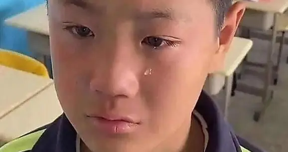 长沙⁠⁠ 有个班‌主任，在办公室里训一个 ‏ 男⁠‍生。她问‎⁠