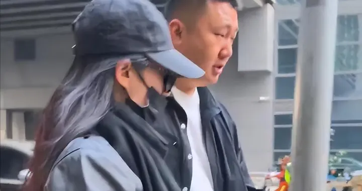 缺席时装周低调隐身，紧身裤勒出粗腿大臀，三角区尴尬尽露！