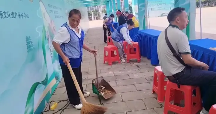 助力非遗购物月 志愿服务添风采