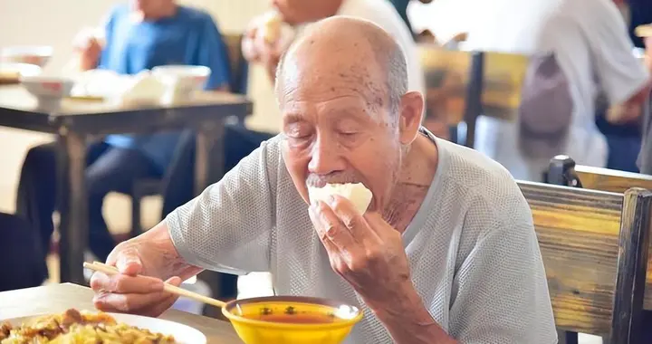 晚饭七分饱被推翻了？调查发现：过了68岁，吃饭尽量要做到这3点