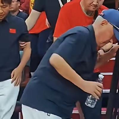 优优时尚穿搭：7月3日，久违露面的赵本山