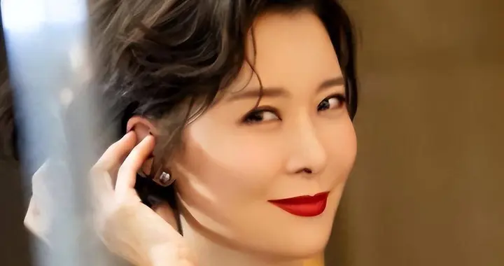 18岁起男人不断，半百还没玩够，53岁"人间尤物"柯蓝终遭"反噬"？