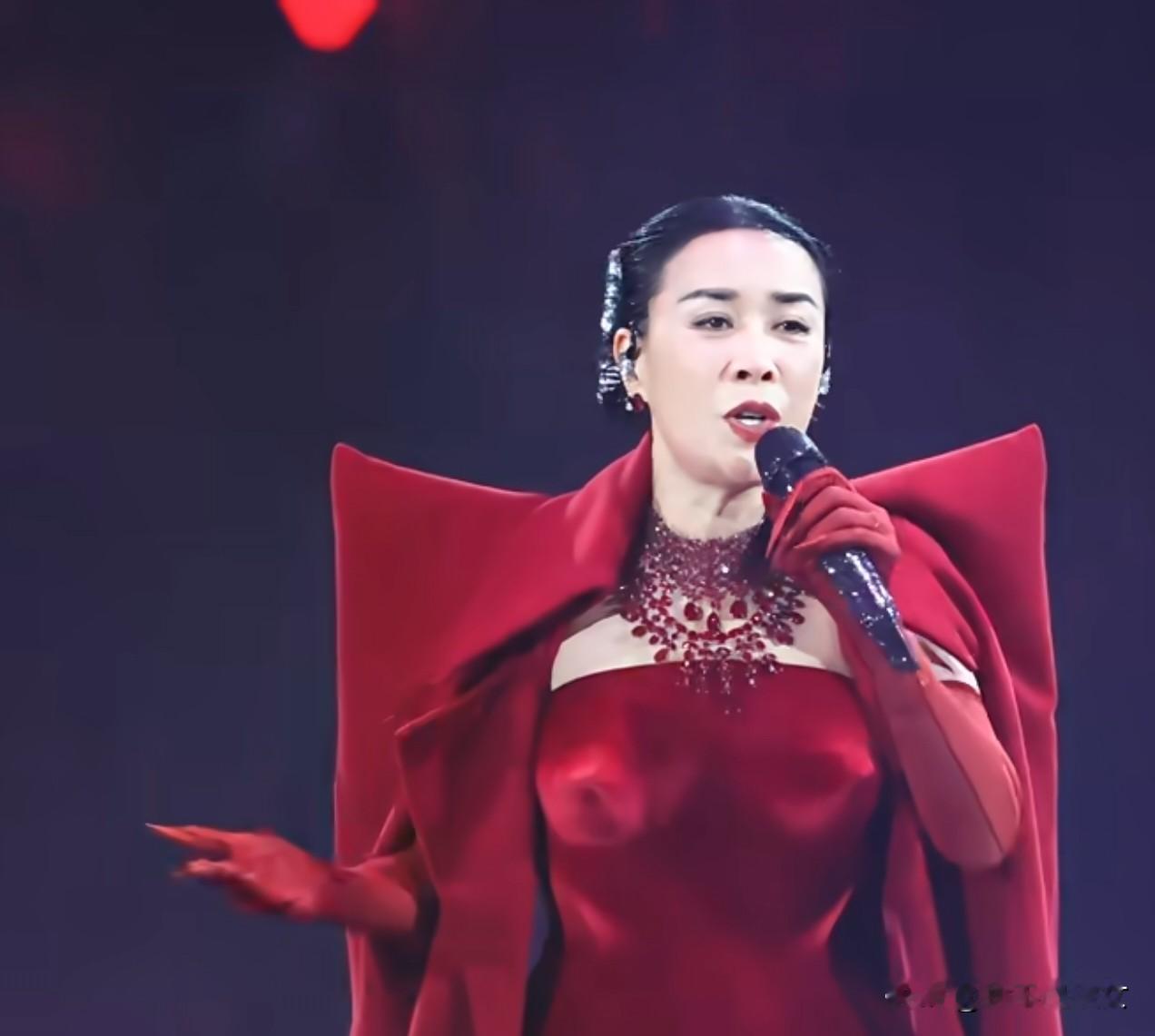 相由心生，这句话说的没错， 不信你看那英， 已经58岁的那英开北京演唱...