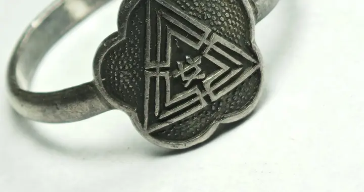 一枚民国女师银戒：藏着百年前女生的“三角青春”