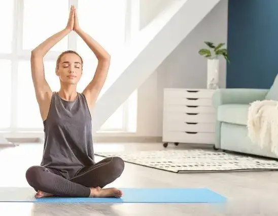 练瑜伽使内心平和，身体轻盈。