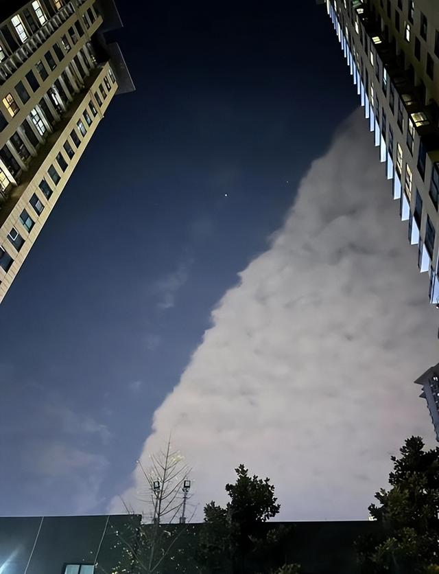 西安“天生异象”，大量不明光点集群飞行，空中航母终于首飞？